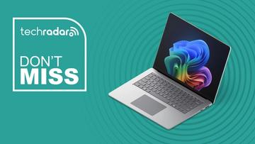 Surface Laptop 7 visas på en cyan bakgrund med ett TechRadar-erbjudandemärke, som lyfter fram de senaste tekniknyheterna och recensionerna.