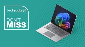 Surface Laptop 7 visas på en cyan bakgrund med ett TechRadar-erbjudandemärke, som lyfter fram de senaste tekniknyheterna och recensionerna.