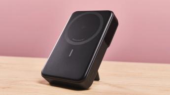 Anker MagGo Power Bank står oprejst på et bord