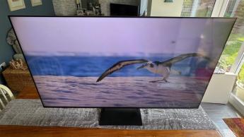 Вид спереди на 65-дюймовый 4K QNED ЖК-телевизор LG 65QNED93
