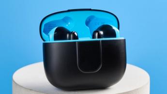 H2O Audio Ript-Lite kabellose Ohrhörer in Schwarz und Blau auf blauem Hintergrund, entwickelt für Workouts und den täglichen Musikgenuss