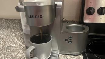 Keurig K-Café Edición Especial preparando café con un k-cup en una encimera de cocina