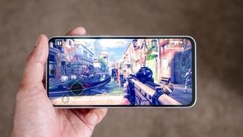 Samsung Galaxy A36 exibindo gráficos de jogo de combate moderno