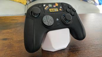 Nacon Revolution 5 Pro-kontroll i svart på ett bord