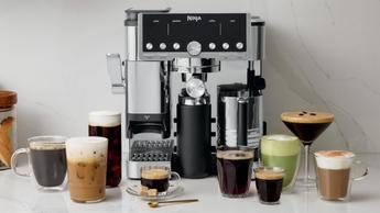 Uma máquina de espresso Ninja Luxe Café Pro na bancada da cozinha