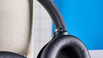 Die Earfun Wave Life Over-Ear-Kopfhörer mit schwarzen Ohrmuscheln, taktilen Tasten für aktive Geräuschunterdrückung und Lautstärkeregelung sowie um 90 Grad drehbaren Ohrmuscheln