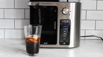 Cafeteira Braun MultiServe Plus com função cold brew sobre a bancada da cozinha