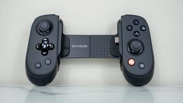 Backbone Pro-spelkontrollen placerad på ett skrivbord, som lyfter fram dess ergonomiska design och knappar för spelentusiaster.