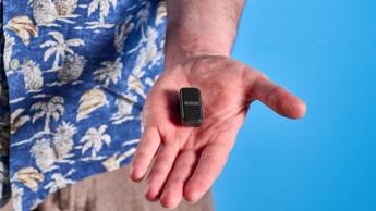 Rode kabelloses Mikrofon-System mit schwarzem Ladecase und zwei schwarzen Sendermikrofonen auf blauem Hintergrund