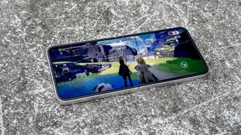 Samsung Galaxy Z Fold 7 FE mostrando la jugabilidad de Ex Astris