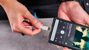 Weiße JBL Tune 305C kabelgebundene In-Ear-Kopfhörer mit verhedderungsfreiem Kabel