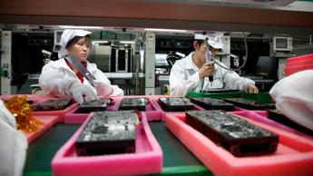 Foxconn-fabrik där arbetare monterar elektronik
