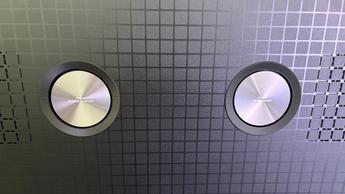 Задняя панель телевизора TCL C8K с двумя сабвуферами Bang & Olufsen и логотипом Enhanced Ultra Bass