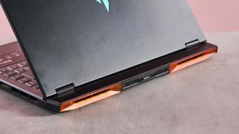 Den kompakte gaming-laptop Acer Nitro 14 på en koralfarvet baggrund