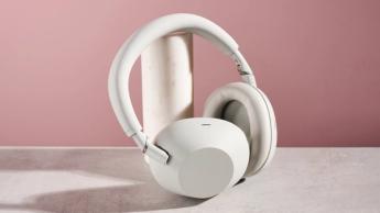 Sony WH-1000XM6 trådløse hovedtelefoner lænet op ad en metalstang