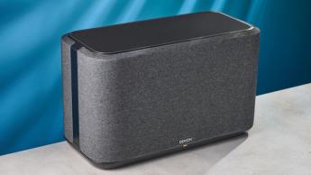 Ein kabelloser Denon Home 350 Smart-Lautsprecher auf dem Präsentationstisch