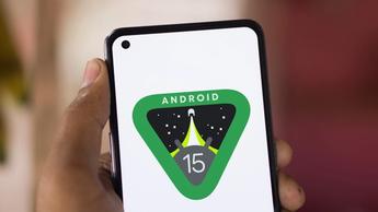 Android 15-logotyp visas på en smartphone som hålls i en hand