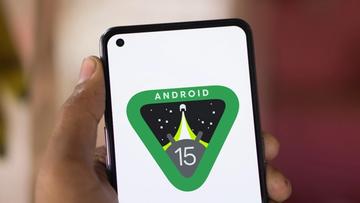 Android 15-logotyp visas på en smartphone som hålls i en hand