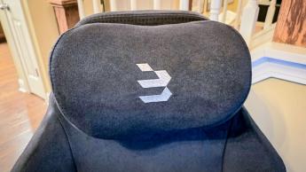 Den justerbara nackkudden på Blacklyte Athena ergonomiska gamingstol