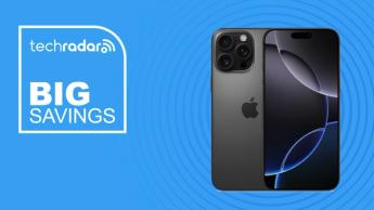 Apple iPhone 16 Pro Max som visas på en blå bakgrund med kampanjbesparingar överlag