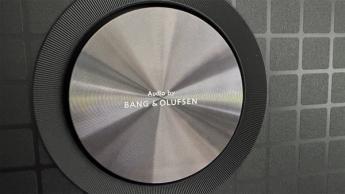 Крупный план заднего динамика телевизора TCL 65C8K с логотипом Audio by Bang & Olufsen