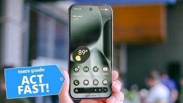 Person holder Google Pixel 10 Pro-smartphone