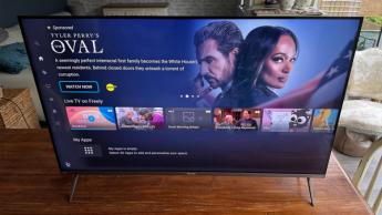 43-дюймовый смарт-телевизор Sharp GM6245K с домашним экраном Tivo на деревянном столе