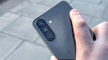 Primer plano de las cámaras traseras del Samsung Galaxy A56