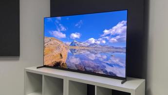 55-дюймовый телевизор Sony Bravia 8 II QD-OLED на белом столе показывает документальный фильм о природе