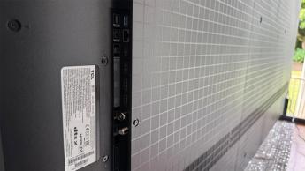 Вид сзади на телевизор TCL 98C7K диагональю 98 дюймов с разъёмами HDMI и другими портами подключения