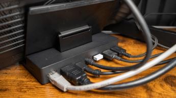 Elkablar anslutna till en brygga för att ladda båtar