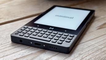 Smartphone minimalista colocado sobre uma mesa de madeira