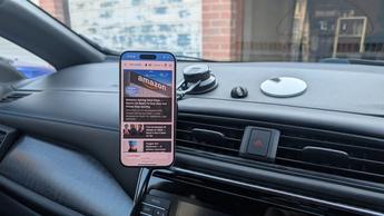 Suporte magnético para celular Spigen Onetap Pro 3 Cryomax fixado no painel de um carro