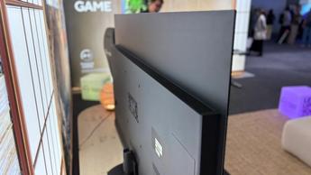 OLED-телевизор Panasonic Z90B на деревянной тумбе