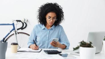 Una selección de los mejores planes de celular prepago mostrados en smartphones