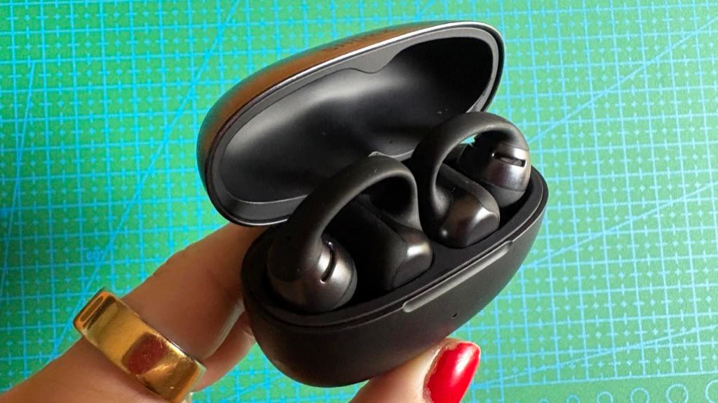 Nahaufnahme der kabellosen Shokz OpenDots One Ohrhörer