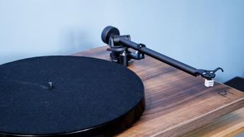Rega Planar 1 Plus Plattenspieler mit integriertem Phono-Vorverstärker