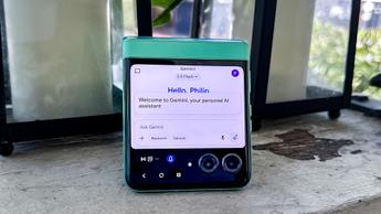 Funciones de moto ai mostradas en la pantalla externa del motorola razr