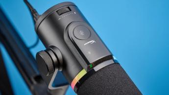 Das HyperX Flipcast Streaming-Mikrofon, montiert an einem Schwenkarm mit RGB-LED-Beleuchtung sowie XLR- und USB-C-Anschlüssen
