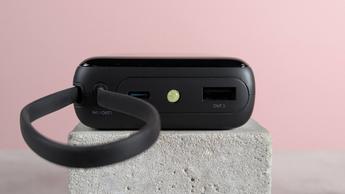 Vista en primer plano de los puertos del power bank INIU P51L-E1 sobre un escritorio rosa