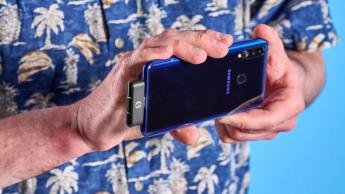 Rode Funkmikrofon-Set mit schwarzem Ladeetui und zwei schwarzen Sendern auf einer blauen Fläche