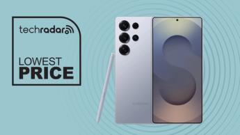 Smartphone Samsung Galaxy S25 Ultra exhibido sobre fondo azul con texto de oferta al precio más bajo