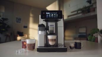 Máquina de espresso automática De'Longhi Primadonna sobre uma bancada de cozinha