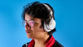 Die AKG N9 Hybrid-Kopfhörer vor blauem Hintergrund