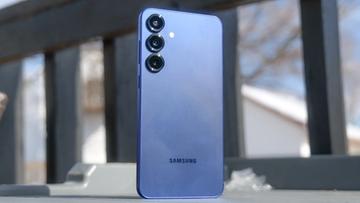 Smartphone Samsung Galaxy S25 Plus sendo segurado na mão de uma pessoa