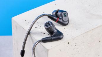 Sennheiser IE 200 kabelgebundene In-Ear-Kopfhörer in Schwarz und Silber mit hochwertigem Audio-Design