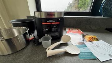 Arrocera Cosori de 5.0 cuartos con accesorios sobre una encimera gris de cocina