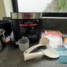 Rice cooker Cosori 5 liter beserta aksesori di meja dapur berwarna abu-abu
