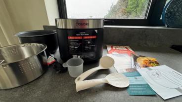 Arrocera Cosori de 5.0 cuartos con accesorios sobre una encimera gris de cocina
