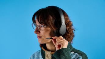 Ein schwarzes kabelloses Belkin SoundForm Adapt Headset auf einer weißen Oberfläche